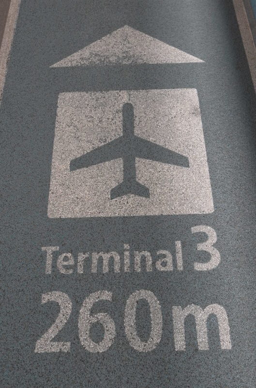 成田第３ターミナルへの通路の床にある距離表示