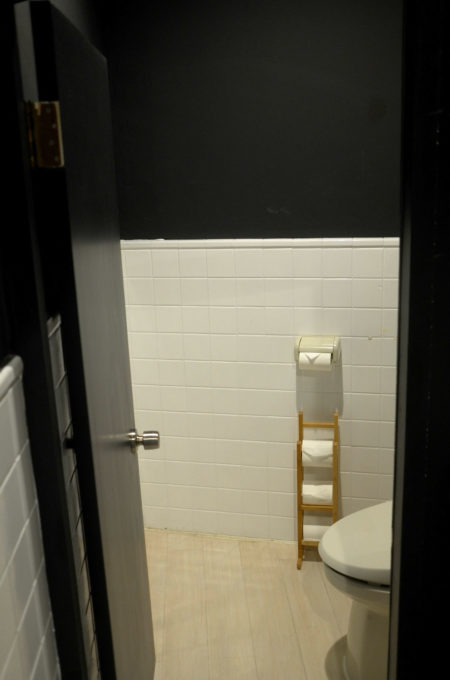 トイレの正面のタイル壁は斜めなんです