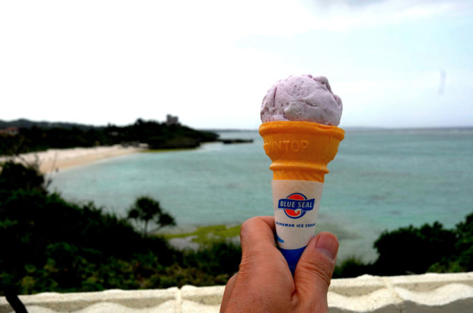 今帰仁の海辺でソフトクリームを食べる