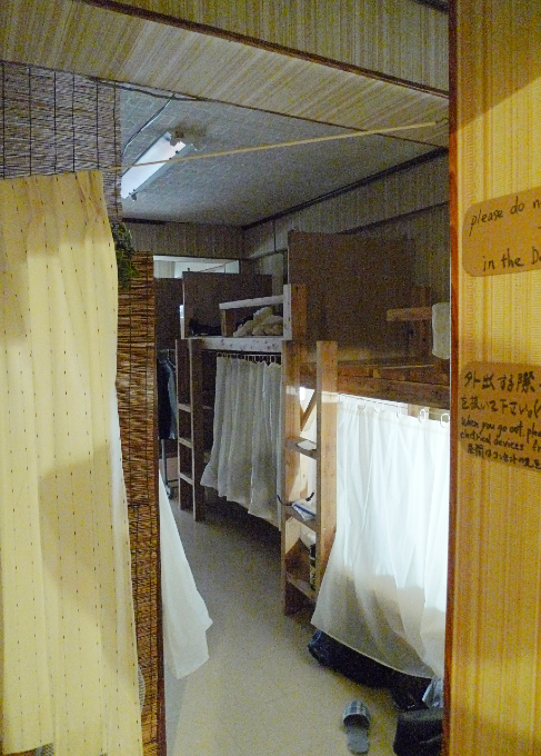 手作りの２段ベッドのあるドミトリールーム