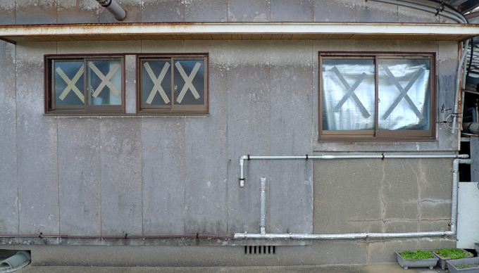 ほとんどの住宅の窓にはガムテープがバッテン状に貼られていました