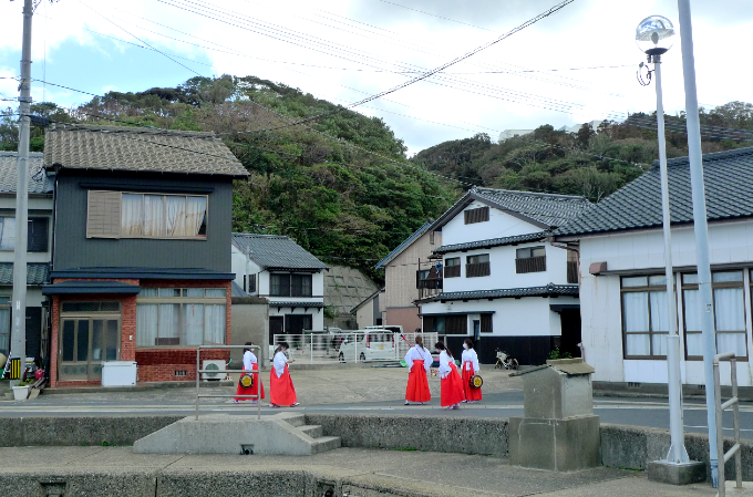 勝本の集落と赤い袴姿の女性たち