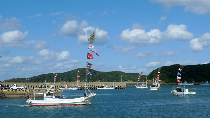 大漁旗を掲げて勝本港内を周る漁船