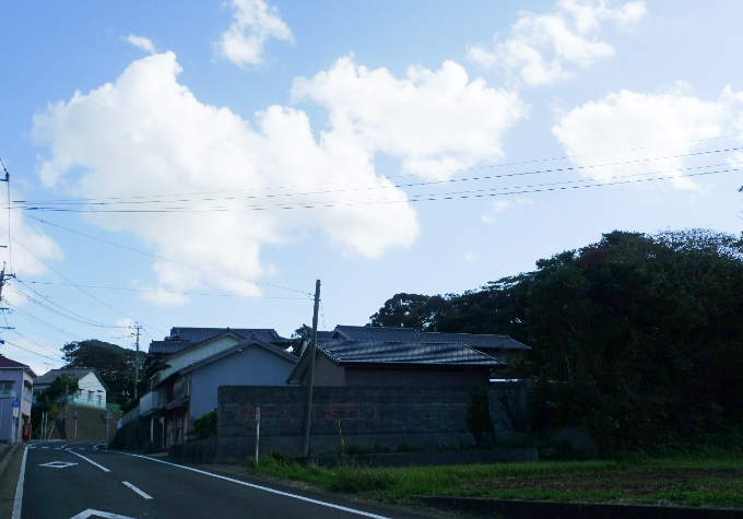壱岐島の道路と家屋