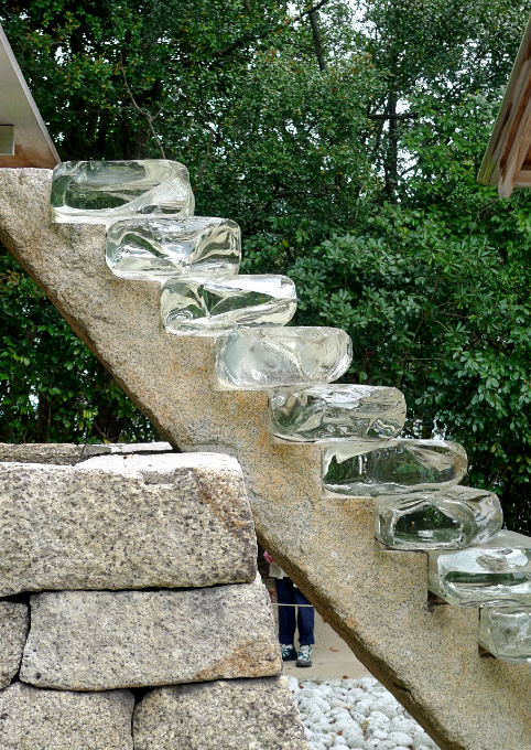 「護王神社」杉本博司の神社のガラスの階段作品